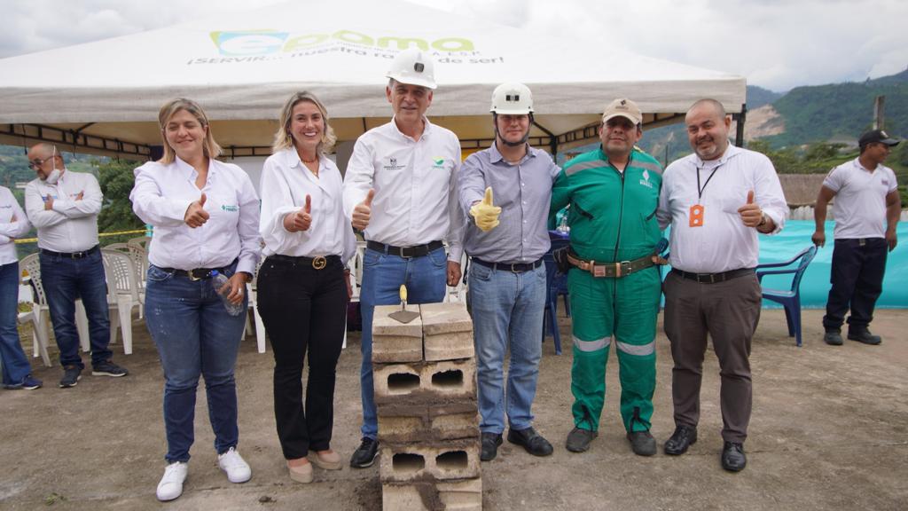 Imagen: Presidente de la anm Saludando con pulgar arriba  saludando con otras personas